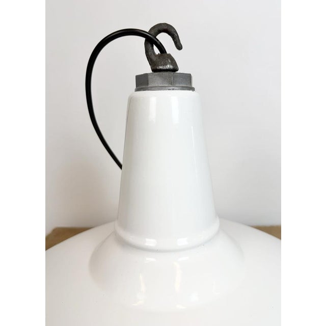 Industrial White Enamel Factory Pendant Lamp from Benjamin, USA, 1960s For Sale - Image 14 of 18