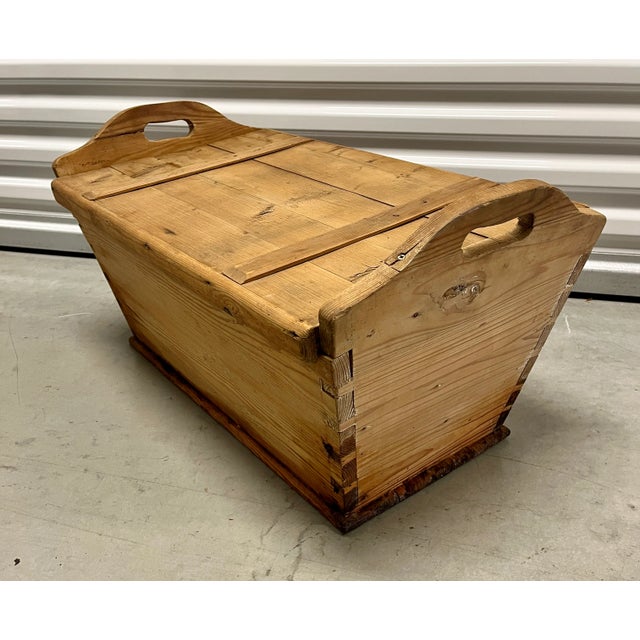 Early 20th Century Vintage German Early 1900s Pine Lidded Dough Box For Sale - Image 5 of 11