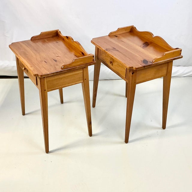 1970s Vintage Arts & Crafts Shaker Ethan Allen Pine Side Tables - A Pair, Country Craftsman Collection For Sale - Image 6 of 16