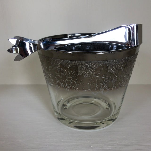 Enjoy this classic Dorothy Thorpe 12 ounce tumblers and ice bucket with stainless steel ice tongs. These have a raised...