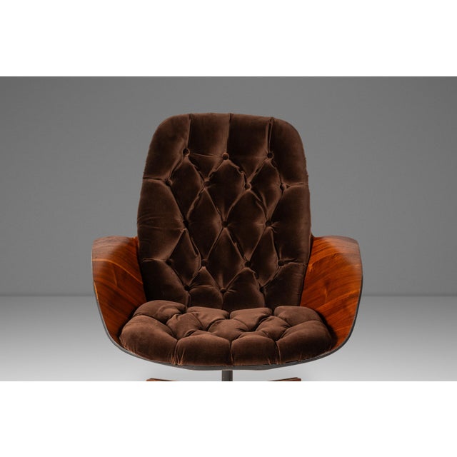 Rare Set of Two (2) Mid-Century Modern "Mrs." Lounge Chairs in Walnut & Velvet by George Mulhauser for Plycraft, Usa, C. 1960s For Sale - Image 9 of 18