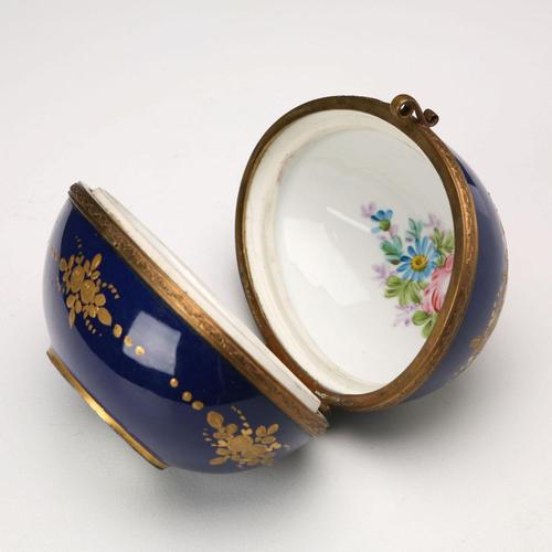 Metal Sèvres Porcelain Jewelry Box from Chateau des Tuileries For Sale - Image 7 of 10