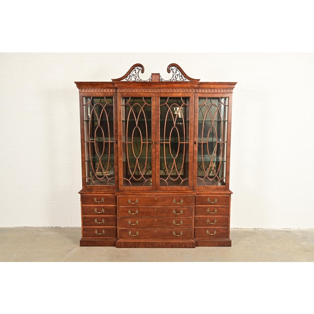 A gorgeous Georgian or Chippendale style lighted breakfront bookcase or dining cabinet By Henredon USA, Late 20th Century...