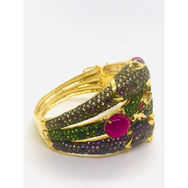Bochic ‘Capri’ Vintage Natural Ruby & Emerald Cuff In 18K Gold & Silver For Sale - Image 4 of 13
