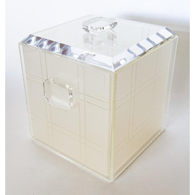 1970s Modern Heavy Lucite Ice Bucket With Liner and Emerald Cut Handles For Sale - Image 4 of 17