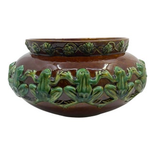 Bordallo Pinheiro Jardinière Bowl With Frogs & Artichoke Leaf Border For Sale