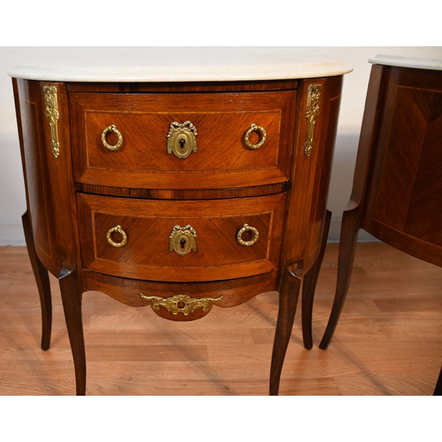 Wood 1910 Pair of Antique French Louis XV Walnut & Satinwood Inlay Marble Top Nightstands For Sale - Image 7 of 15