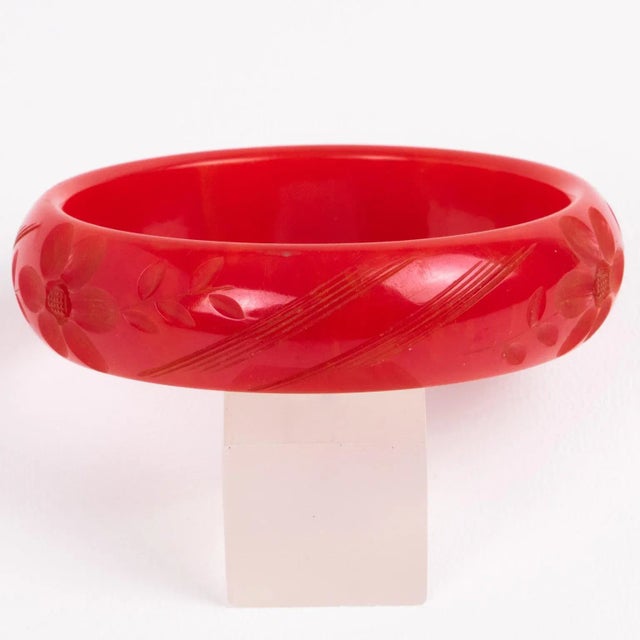 1940s Bakelite Carved Bracelet Bangle Magenta Red Marble For Sale - Image 5 of 5