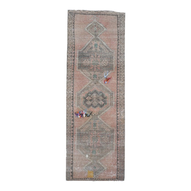 1970 Vintage Oushak Kilim Runner - Muted Pastel Pink Beige Area Rug - Traditional Turkish Medallion Runner for Hallway For Sale
