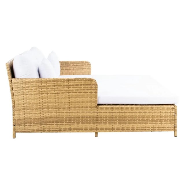The luxury of an exclusive South Beach resort comes to outdoor décor when you lounge in this sophisticated Cadeo Daybed....