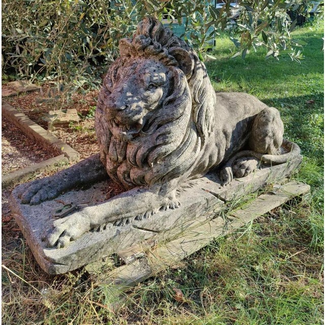 Handcrafted and Sculpted Ofllions in Vicenza Stone, 19th Century, Set of 2 For Sale - Image 9 of 12
