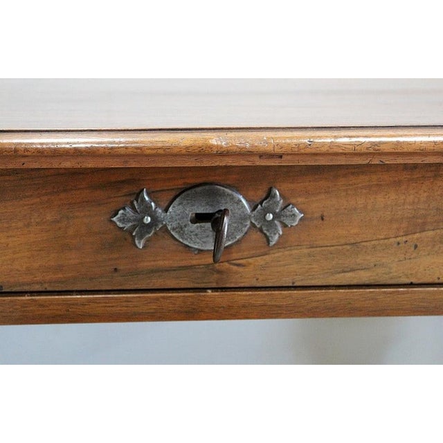 Small Louis XIV style desk table in solid blond walnut. Its top is molded with a corbin beak. It opens in a belt with a...