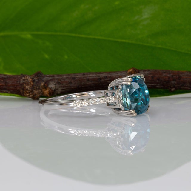 Blue 5.4Ct Blue Zircon Ring With Natural Diamond Accents: Solid 14k Gold, Size 6.75 For Sale - Image 8 of 10