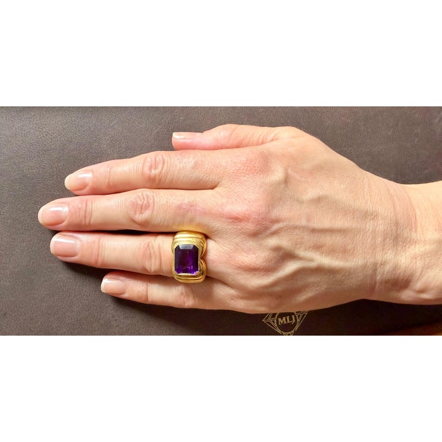 Metal 6 Carat Emerald Cut Amethyst Unisex Bezel Set Cocktail Ring in 18 Kt Yellow Gold For Sale - Image 7 of 8