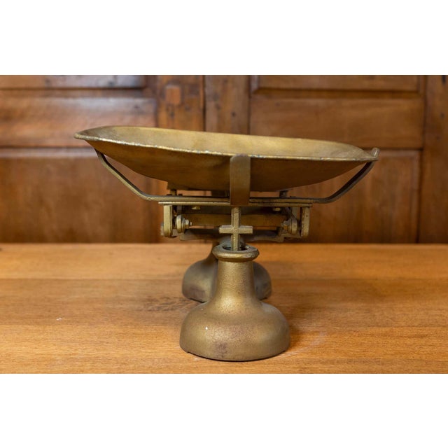 English Brass Scale with Deep Weighing Pan from the 20th Century For Sale - Image 4 of 9