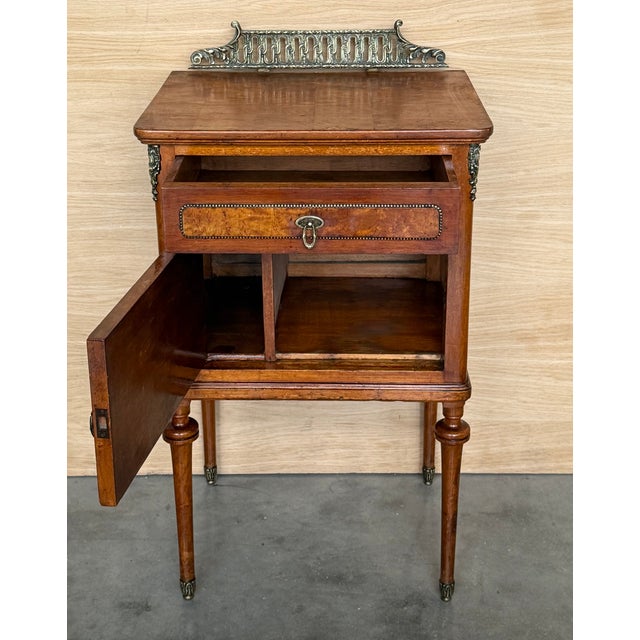 1900-1909 Pair of French Oak Nightstands With Drawer, Door and Bronze Crest For Sale - Image 4 of 11