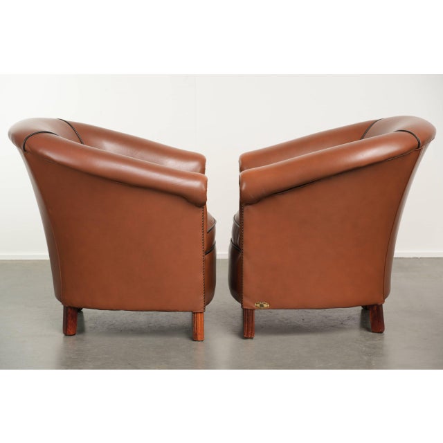This English set of 2 cowhide leather club armchairs has a luxurious look and a beautiful, even brown color. The armchairs...
