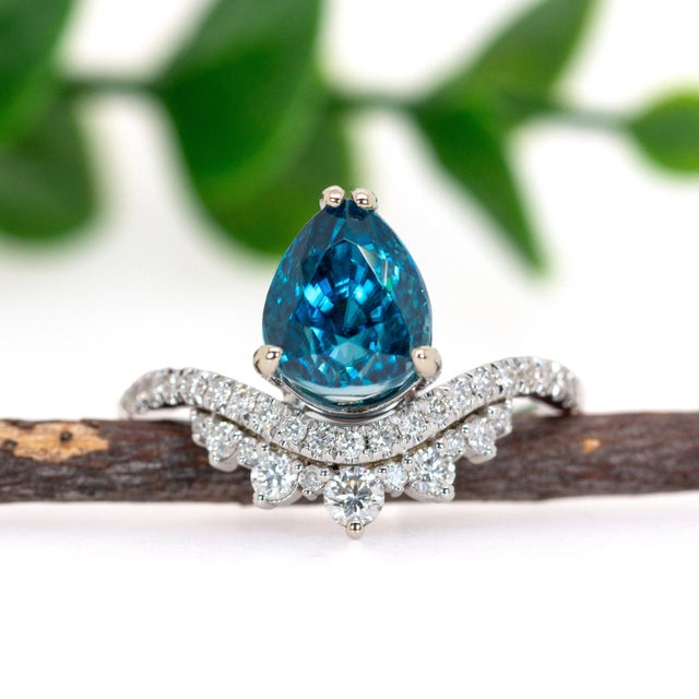 Modern 3.7ct Blue Zircon Ring With Natural Diamond Accents: Solid 14k Gold - Pear Cut, Size 6.75 For Sale - Image 3 of 7