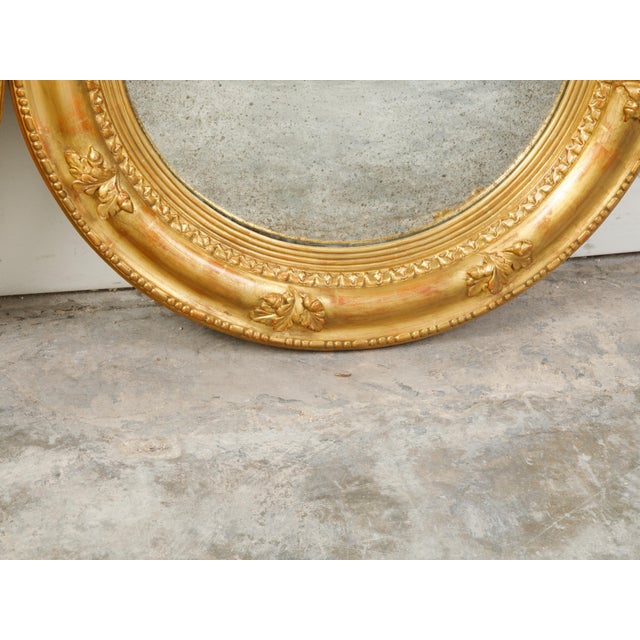 Pair of English Giltwood 1940s Round Convex Mirrors with Carved Oak Leaves For Sale - Image 9 of 11