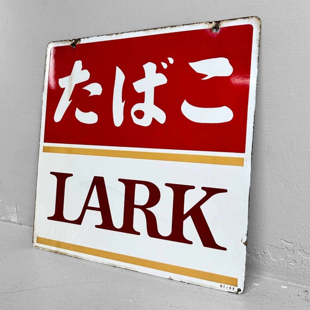 Decorative double-sided enamel sign for Lark cigarettes from 1987 Dimensions: 45 cm x 45 cm x 0,1 cm. Dated: 09/1987. This...