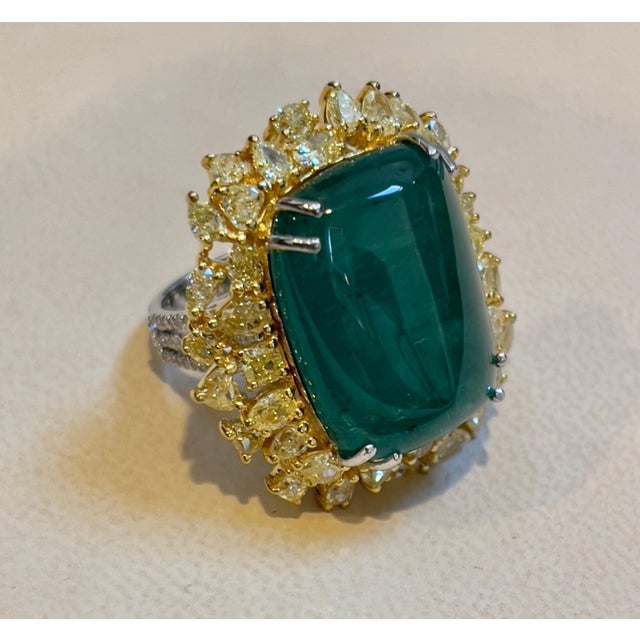 27.89 Ct Natural Colombian Emerald Cabochon & 5.73 Ct Yellow Diamond Ring 18 Kt, Size 6 For Sale - Image 10 of 18