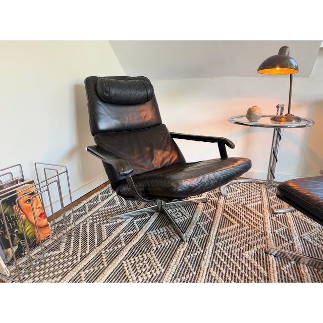Mid-Century Modern Set of Mid-Century Lounge Chair and Ottoman in Black Leather and Chrome, 1960s, Set of 2 For Sale - Image 3 of 17