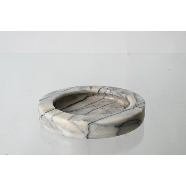 Large Round Ashtray in Arabescato Carrara Marble by Angelo Mangiarotti, Italy, 1970s For Sale - Image 6 of 14