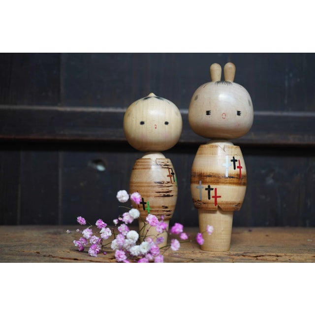 Cute set of vintage sosaku kokeshi crafted by Maruyama Hougetsu 丸山抱月, (1948-). Dimensions: height 19 cm / 16 cm, diameter...
