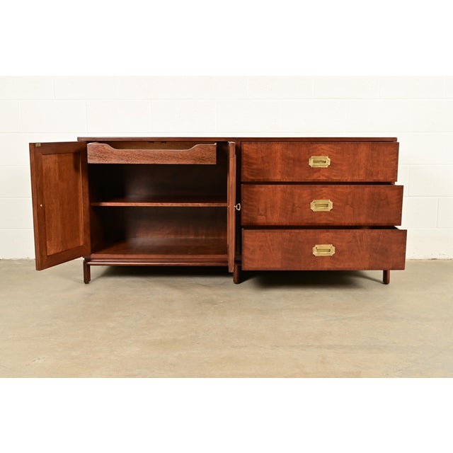 1970s William Doezema for Mastercraft Mid-Century Hollywood Regency Campaign Walnut and Brass Sideboard Credenza, Newly Refinished For Sale - Image 5 of 16