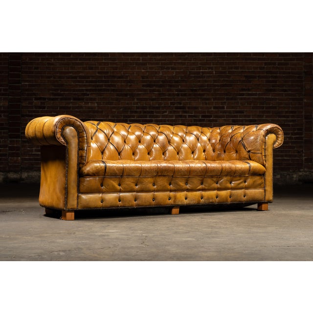English Early 20th Century Tufted Caramel Leather Chesterfield Sofa For Sale - Image 3 of 15