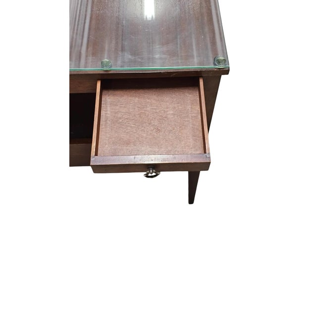 Mid 20th Century Kindel Grand Rapids Mahogany End Table With Glass Top For Sale - Image 5 of 9