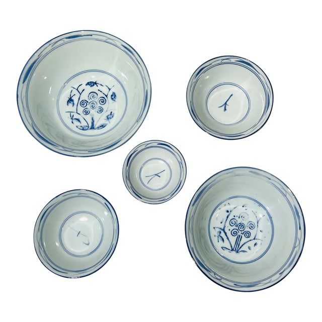 Set of Five Vintage Blue and White Nesting Asian Serving Bowls For Sale