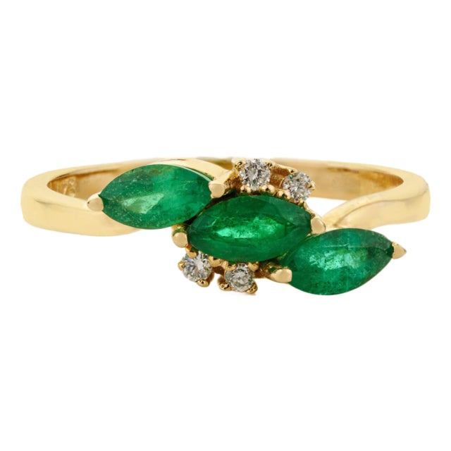 1 Carat Emerald & Diamond Three Stone Cluster Ring Size 6.5 in 14k Yellow Gold For Sale