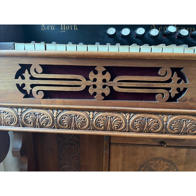 1900 - 1909 Antique Needhan Victorian High Back Parlor Pump Organ For Sale - Image 5 of 15