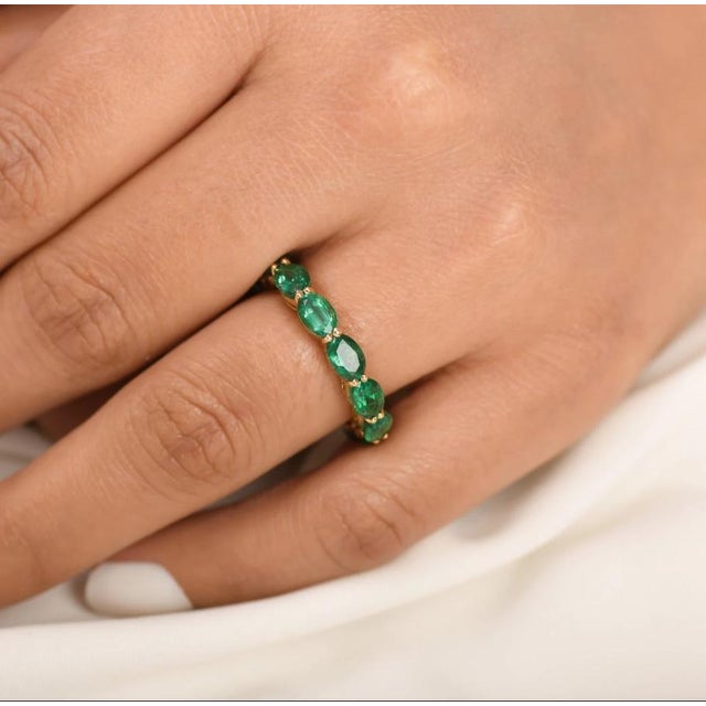 Natural 5.79 cts Zambian emerald band ring in 18k gold For Sale - Image 18 of 18