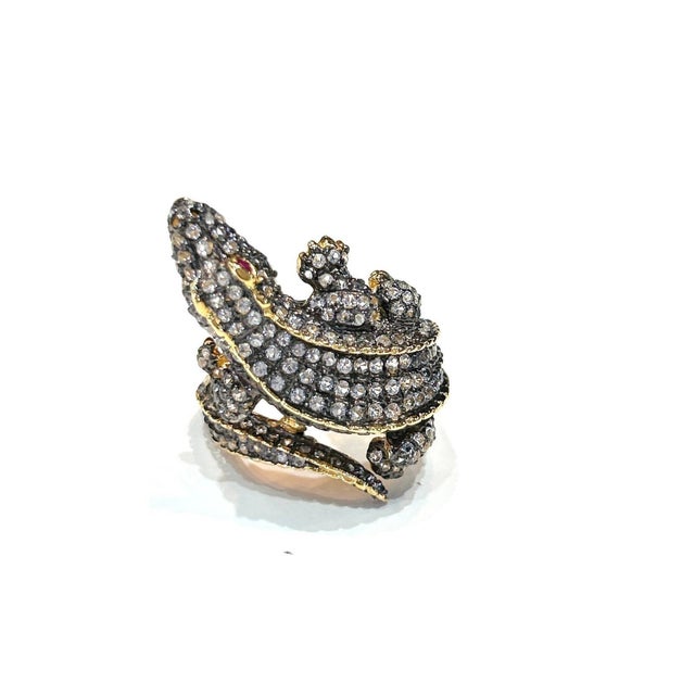 Bochic "Orient" Vintage Neoclassical Crocodile Topaz Ring 18K Gold & Silver For Sale - Image 4 of 18