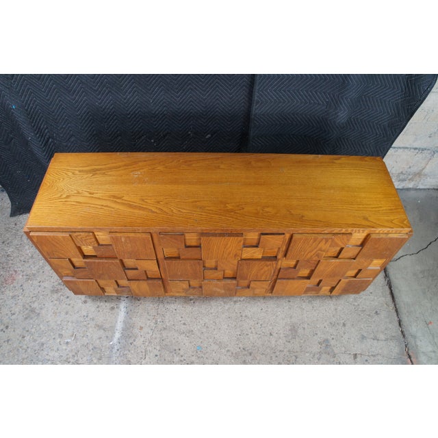 Wood 1970s Lane Staccato Mid Century Modern 9 Drawer Oak Brutalist Mirrored Dresser Lowboy For Sale - Image 7 of 13
