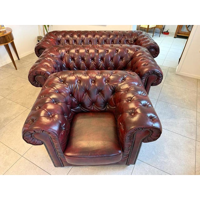 Exclusive, cozy Chesterfield ensemble, 3 pieces. Dimensions: 3-seater sofa (height x width x depth x seat height): 80 x...