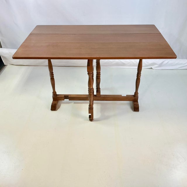 1950s Traditional Americana Maple Drop Leaf Gate Leg Dining Table. For Sale - Image 6 of 11