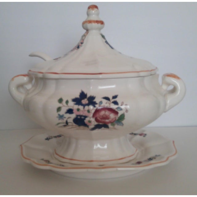 1970s Royal Sealy Japan Covered Soup Tureen w/Ladle Ceramic Chinoiserie Pattern This ornate piece is a Victorian-style...
