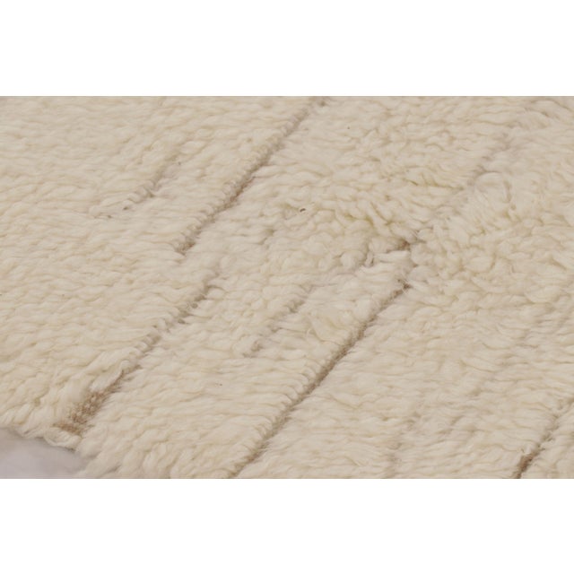 Contemporary Rug & Kilim’s Contemporary Moroccan-Inspired Shag Rug in Beige and White Tones For Sale - Image 3 of 9