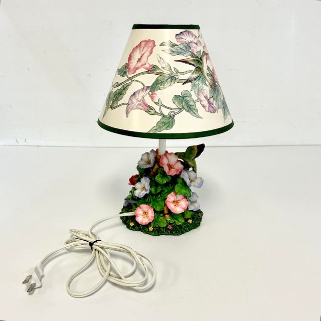 1980s Vintage English Garden Chippendale Hummingbird Petite Table Lamp For Sale - Image 10 of 18