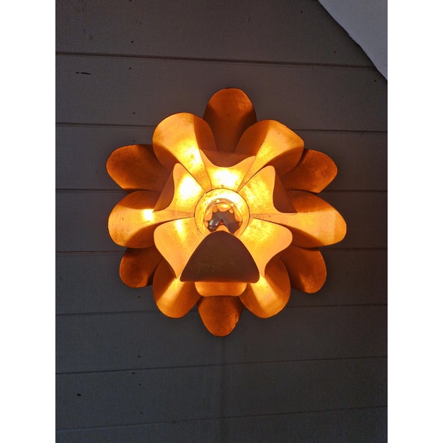 Floral wall sconce in gilt metal, italian production from the 1960s-70s. the sconce has been restored and is compatible...