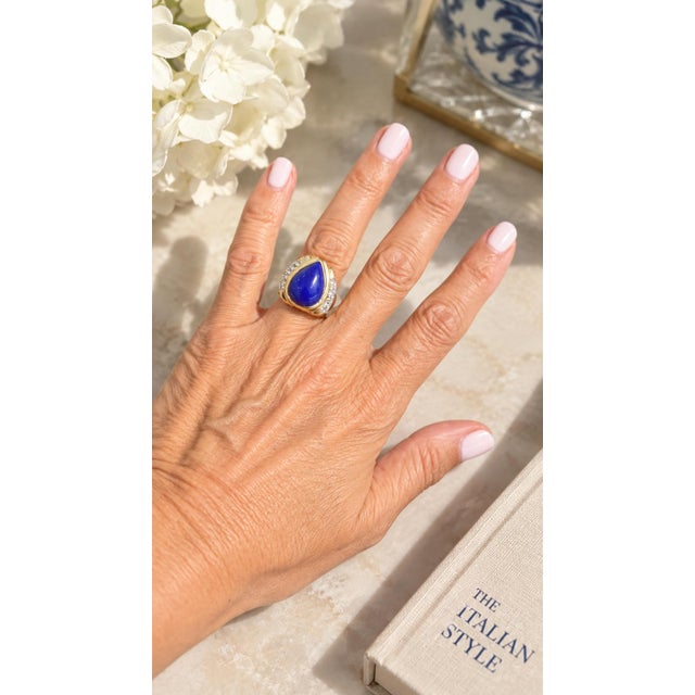 A sculptural vintage American statement ring in 14K yellow gold, showcasing a vivid 5.00 carat pear-shaped lapis lazuli...