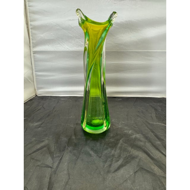 VTG MCM Green Stretch 4 Finger Swung Art Glass Vase Hand Blown Sommerso 1960s For Sale - Image 4 of 10