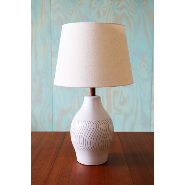 Mid-Century Modern 1960s Gordon and Jane Martz M197 Lamp for Marshall Studios White Wavy Tan Stripes 30" For Sale - Image 3 of 9