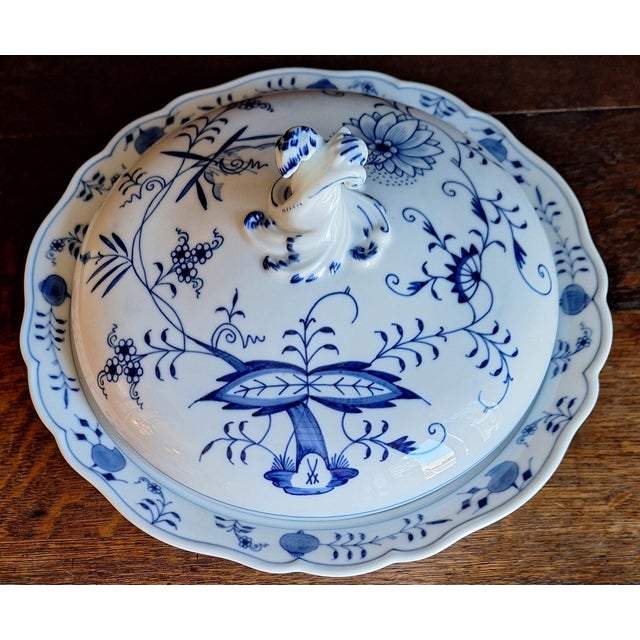 Vintage Zwiebelmuster Lidded Bowl from Meissen, 1970s For Sale - Image 3 of 7