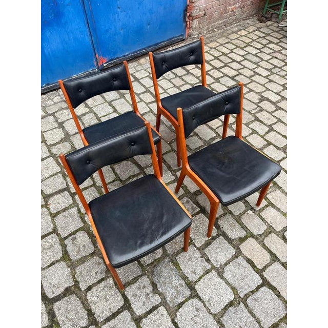 This set of four dining chairs combines classic Danish mid-century design with high-quality materials. The chairs are...
