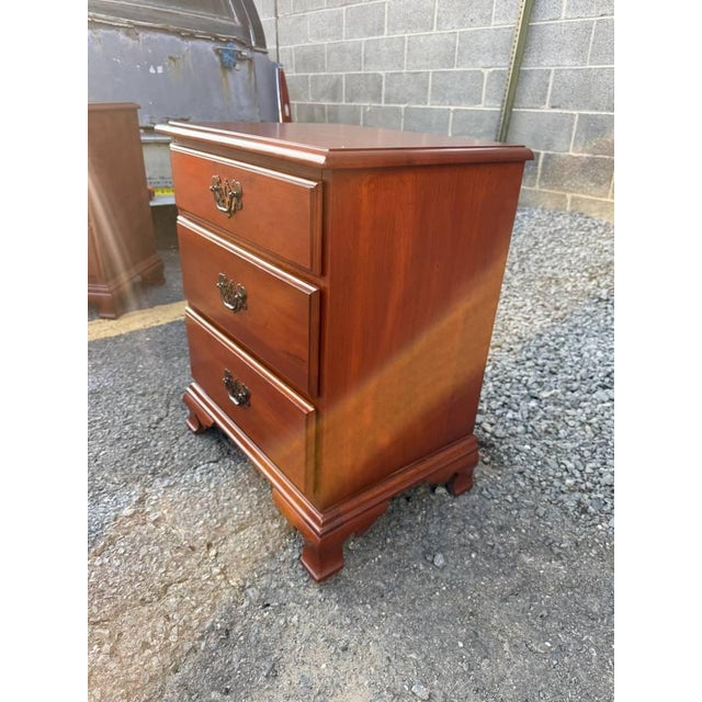 Late 20th Century Pair of Vintage Georgian Style Cherry Wood 3 Drawer Nightstands or Bedside Tables For Sale - Image 5 of 14