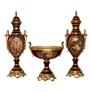 French Style Burgundy Porcelain Garniture Set With Two Covered Vases and Central Jardinière – Gold Leaf & Bronze For Sale